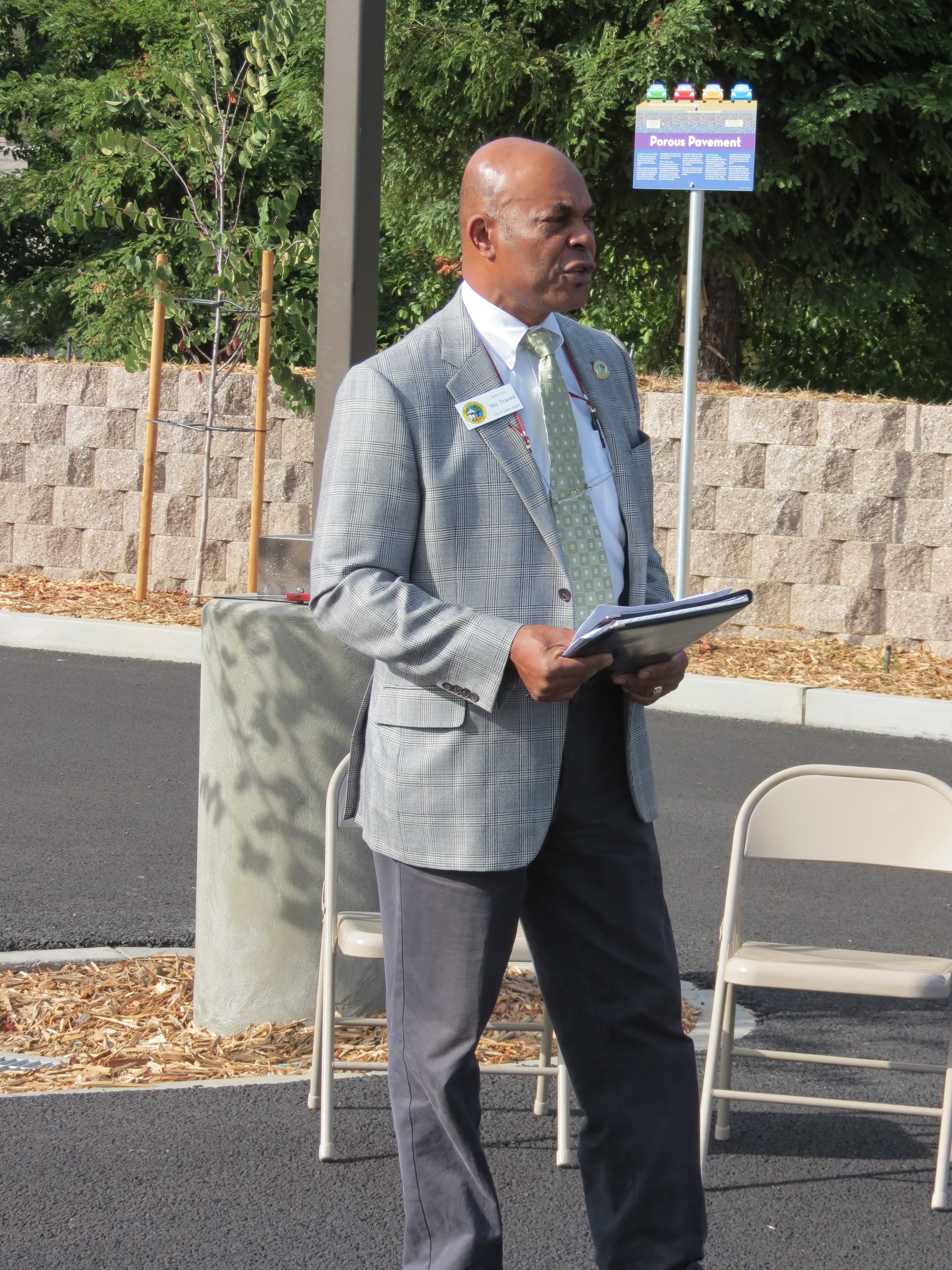 Mayor Mel Turner thanking all project participants